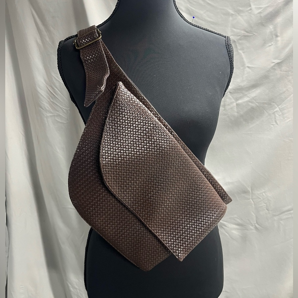 Simplify Living Brown Woven Crossbody Anti-theft Bag